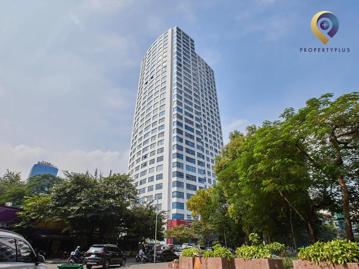Tòa nhà Ngọc Khánh Plaza nhìn từ góc đường, nổi bật với thiết kế hiện đại.